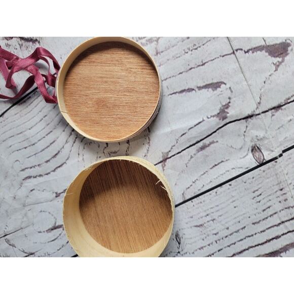 Christmas 1986 Decorative Wood Round Box Ornament - Picture 4 of 5